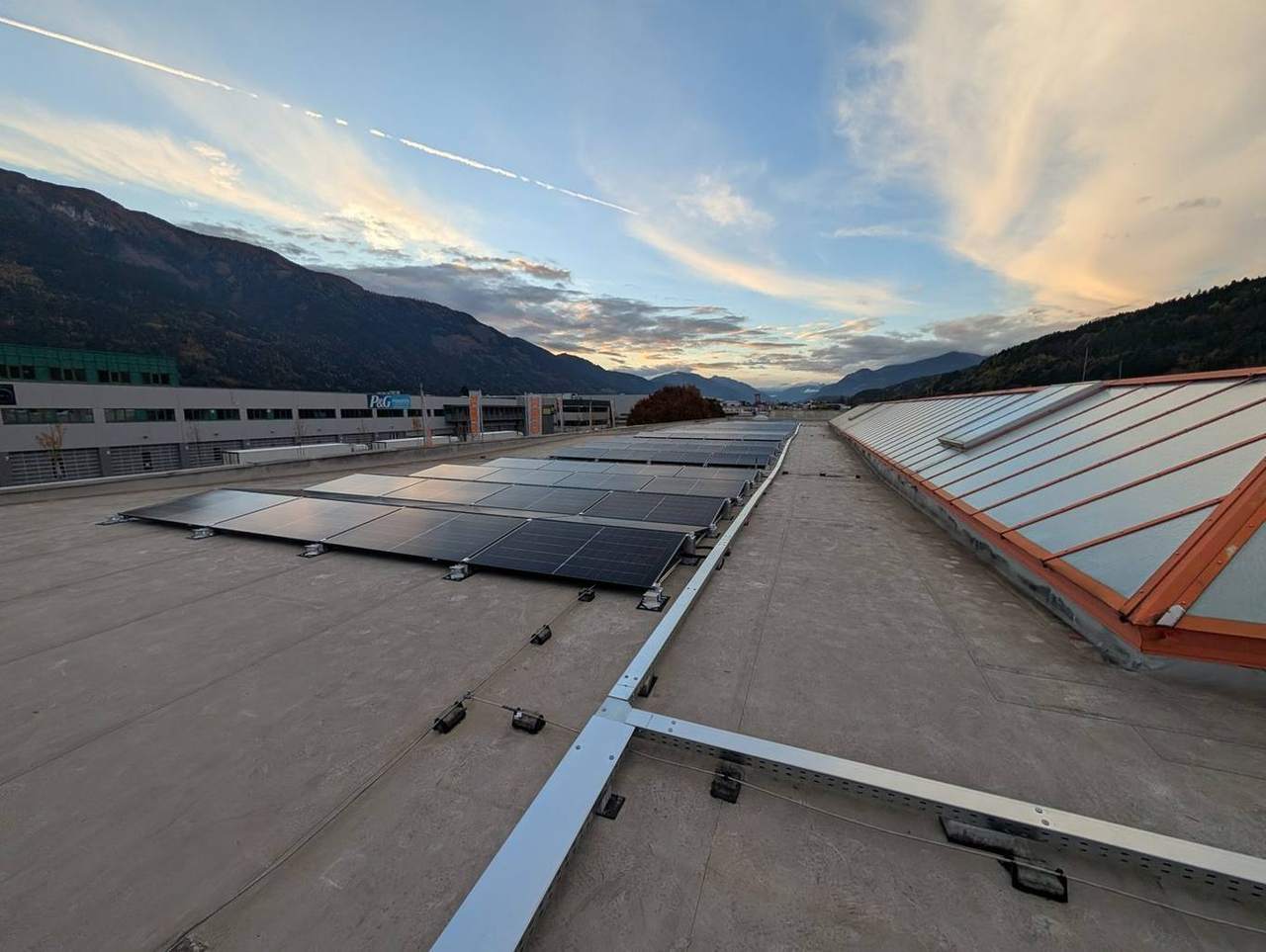 Photovoltaik-Großanlage auf einem Gewerbeflachdach in der Abendsonne