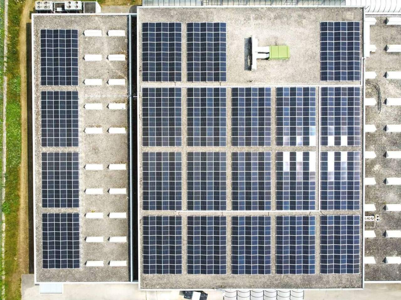 PV-Großanlage auf Gewerbedach, Luftaufnahme