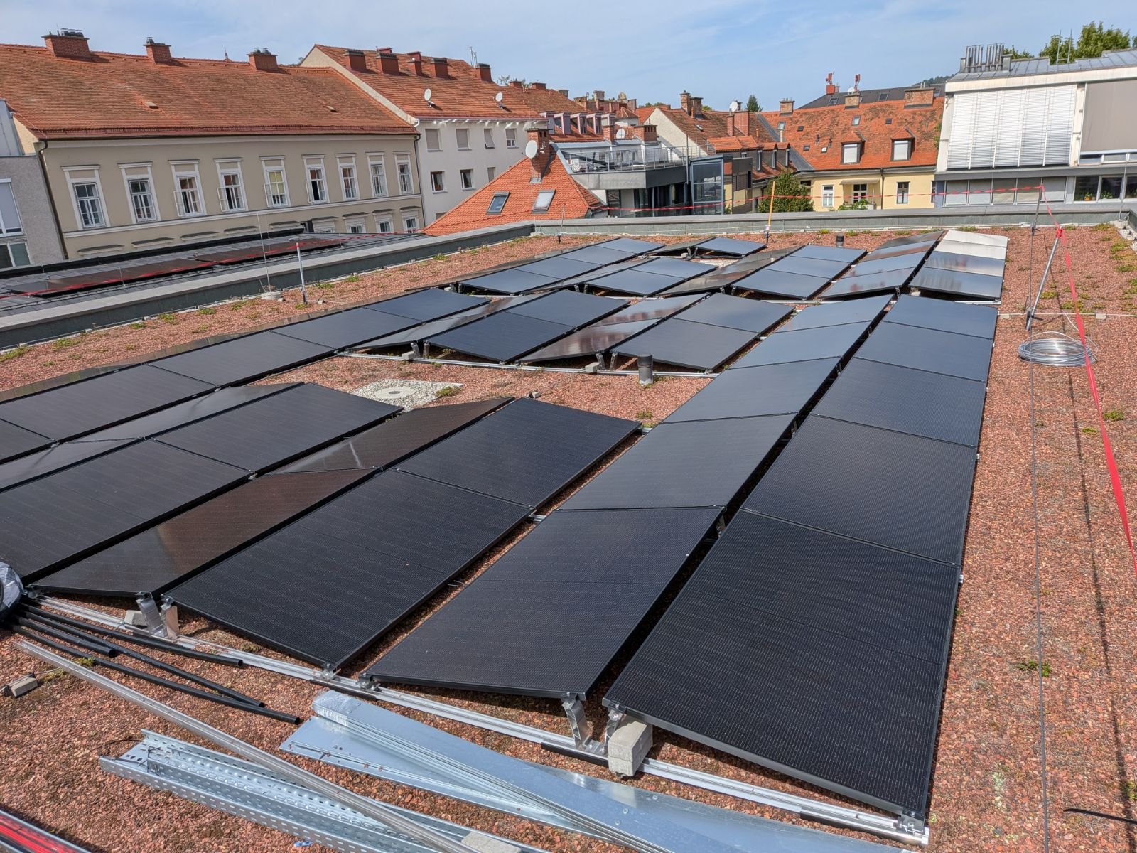 PV-Anlage auf dem Flachdach eines öffentlichen Gebäudes über der Grazer Altstadt