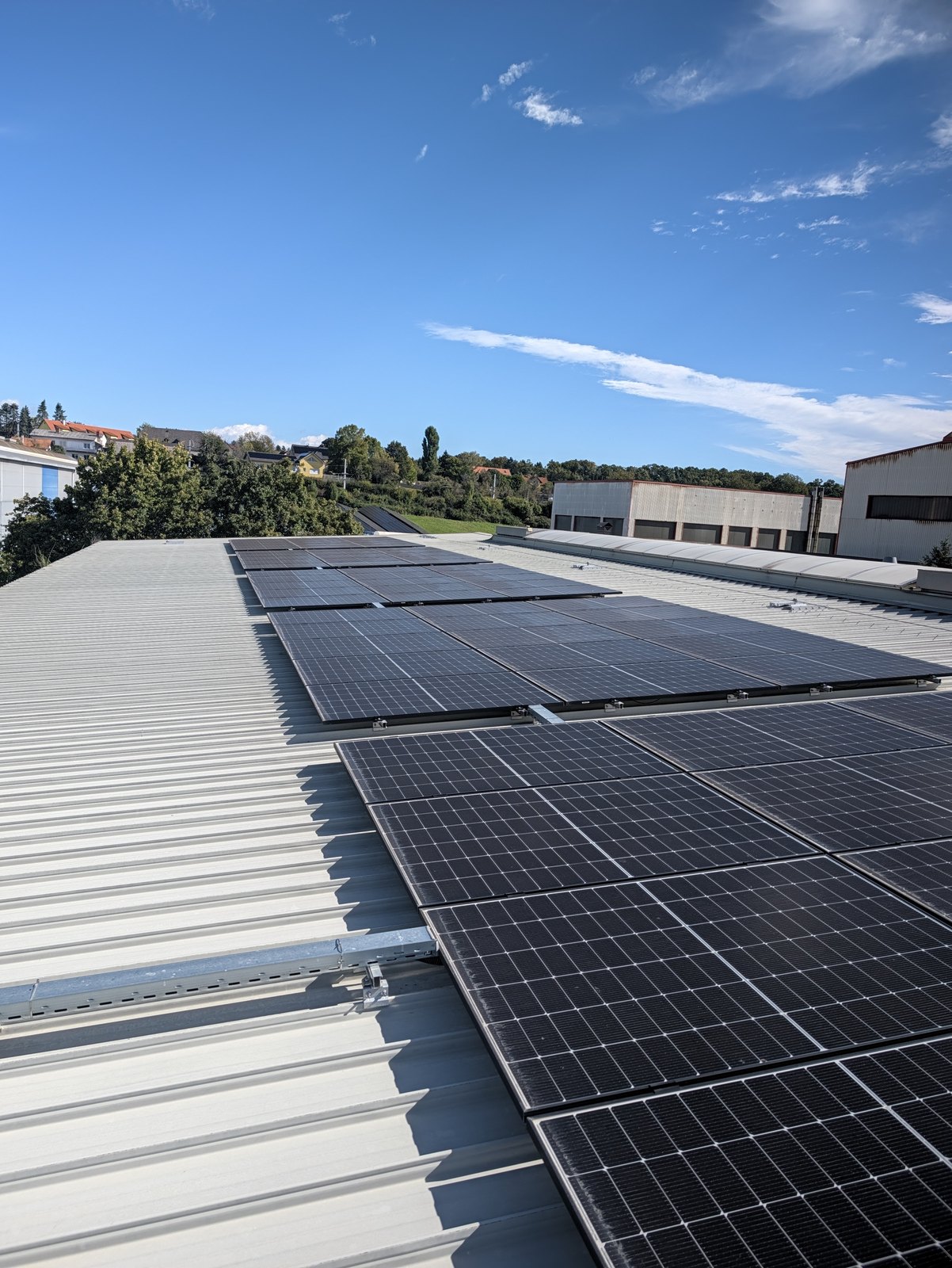Gereinigte PV-Module auf einem Trapezblech-Hallendach nach der Reinigung