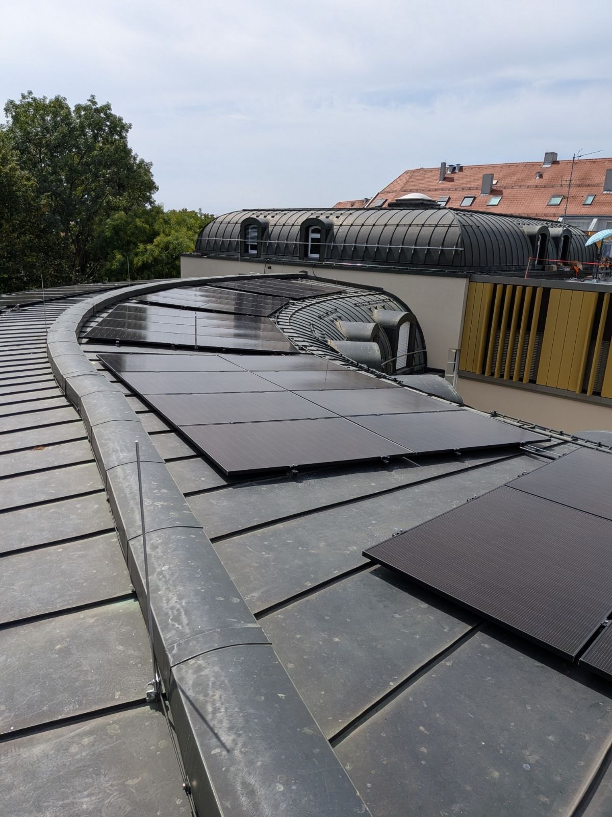 PV-Module im Rundungsbereich des Daches mit gespanntem Sicherungsseil