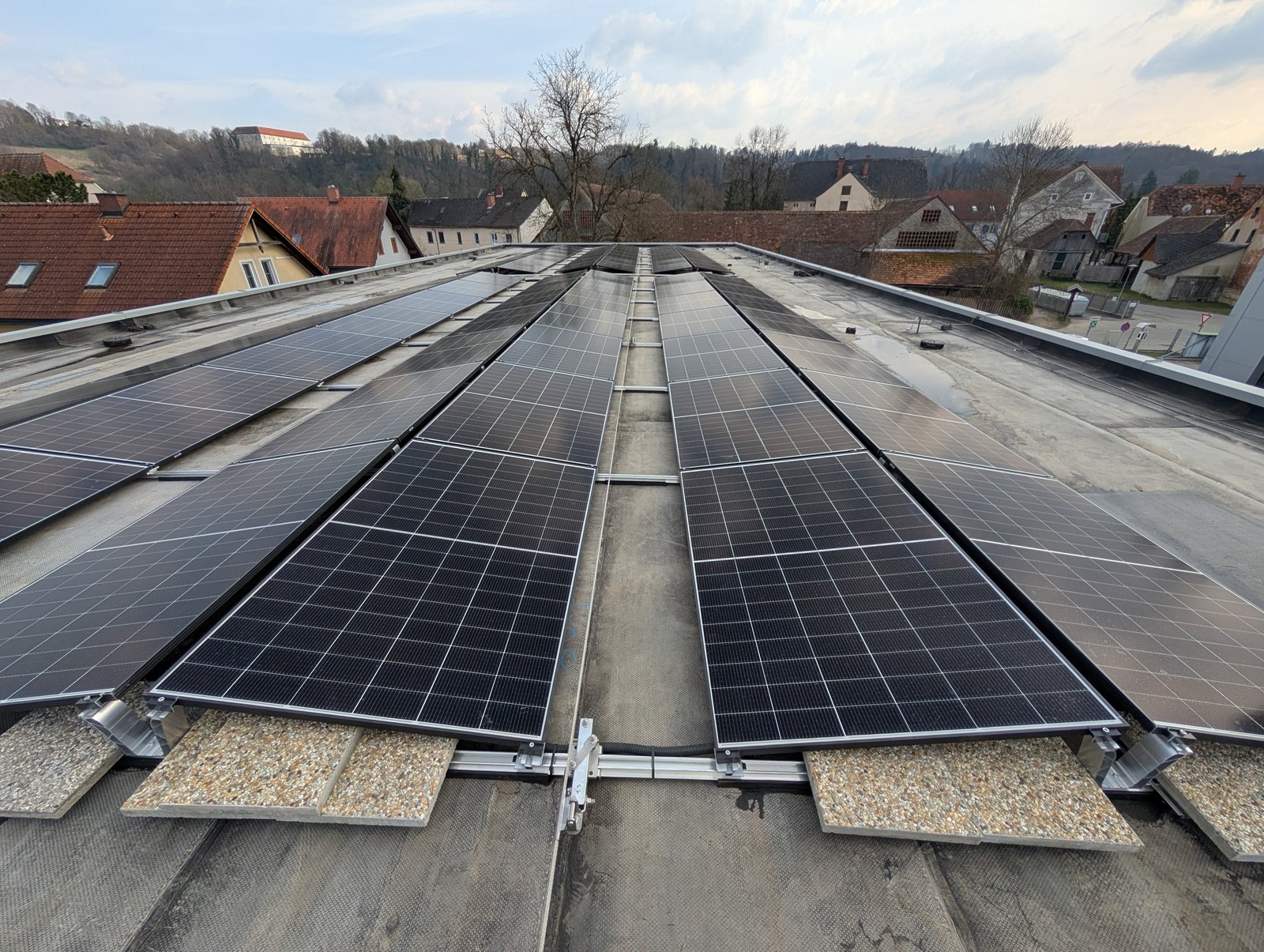 PV-Module beidseitig über den First eines Satteldachs montiert