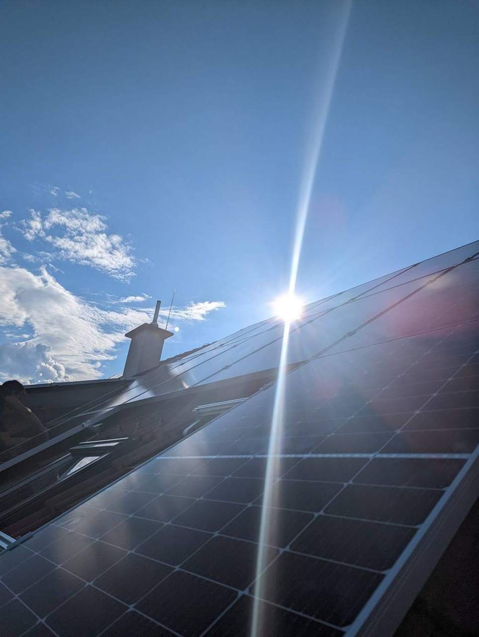 PV-Module auf einem Ziegel-Schrägdach in der Sonne